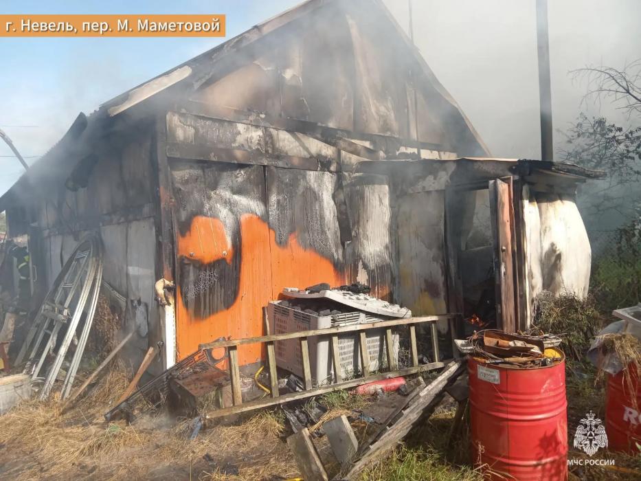 ​Гараж, магазин и жилой дом горели на выходных в Псковской области