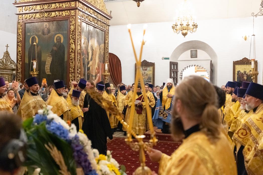 Поклониться святыне: мощи святителя Спиридона Тримифунтского в Троицком соборе в Пскове
