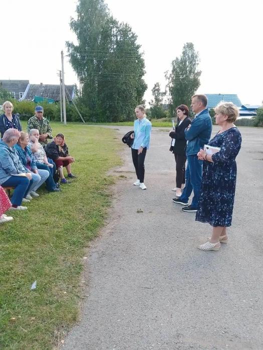 Жители трёх деревень Палкинского округа встретились с представителями власти