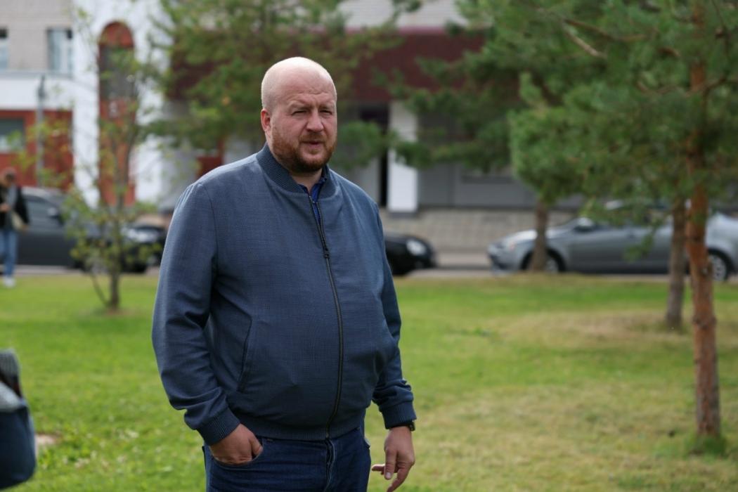 Борис Елкин осмотрел зелёное насаждение возле Детской областной больницы