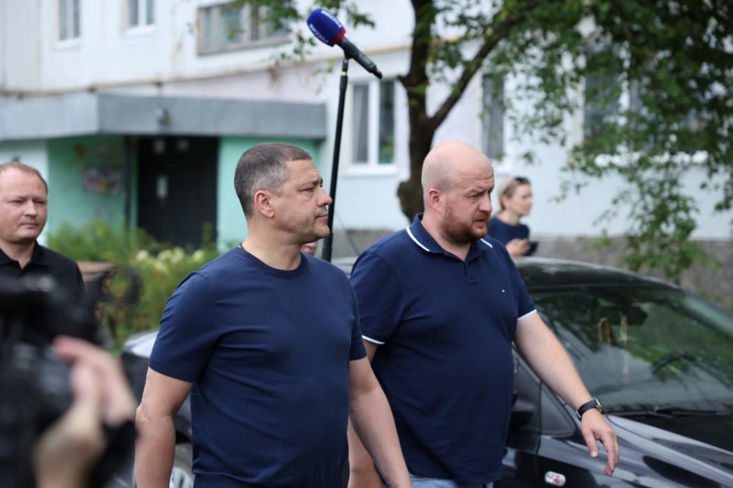 Ведерников осмотрел благоустроенный двор в Пскове