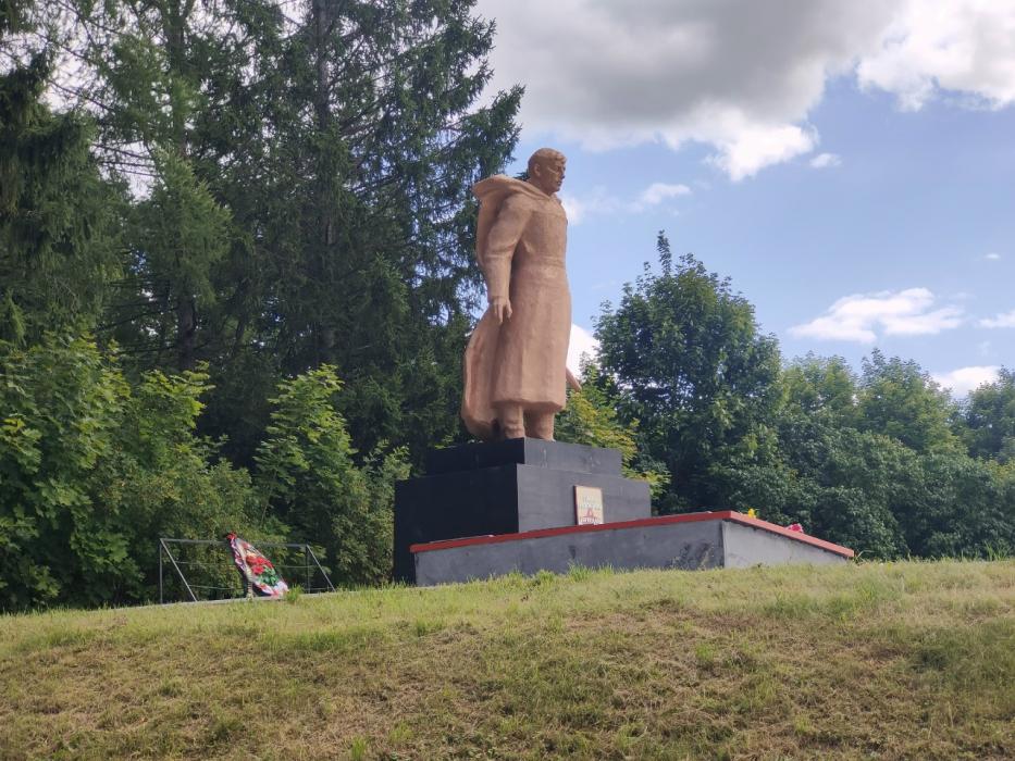 Михаил Ведерников оценил результат работ по благоустройству территории в Дедовичах 