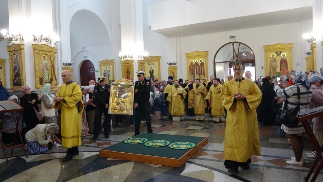 Торжественная встреча чудотворной иконы Божией Матери «Умиление»