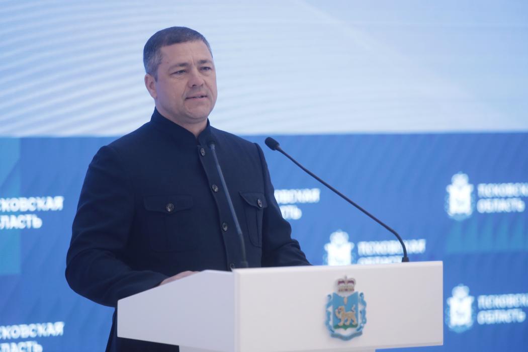 Михаил Ведерников вручил первые паспорта десяти юным жителям Псковской области