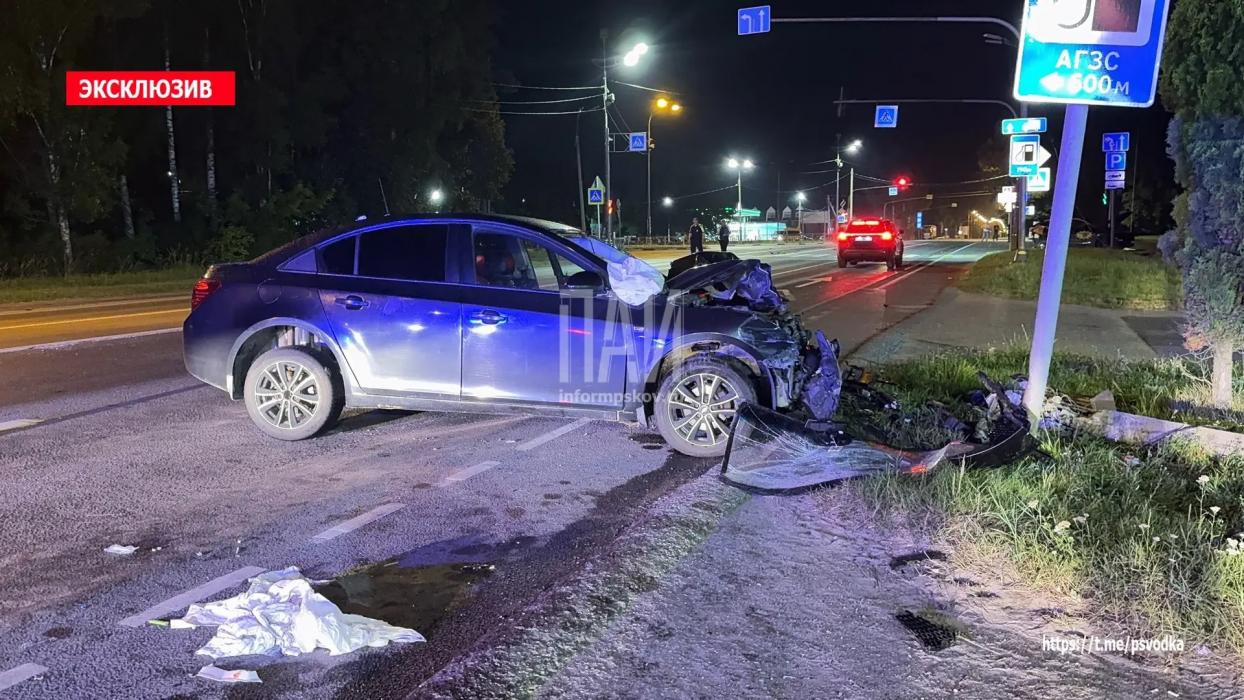 Пьяный водитель Chevrolet устроила тройное ДТП с пострадавшими в Пскове