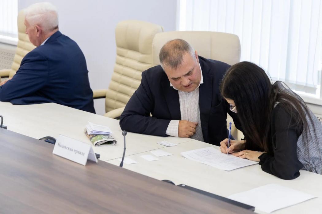 Избирком Псковской области провёл жеребьёвку по распределению бесплатного эфирного времени для кандидатов в Госдуму
