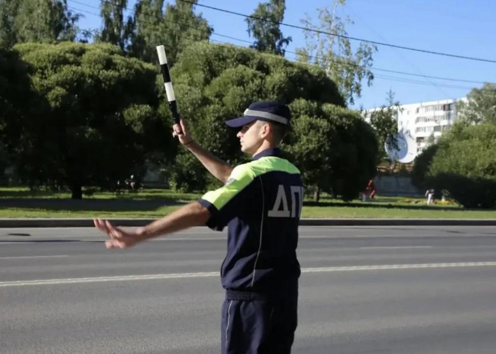 Полицейские проверили автомобили с иностранными номерами в Псковской области