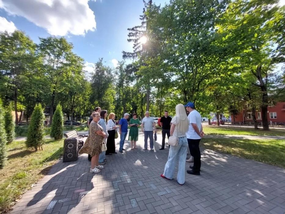Великолукский депутат обсудил с жителями благоустройство сквера на улице Ставского