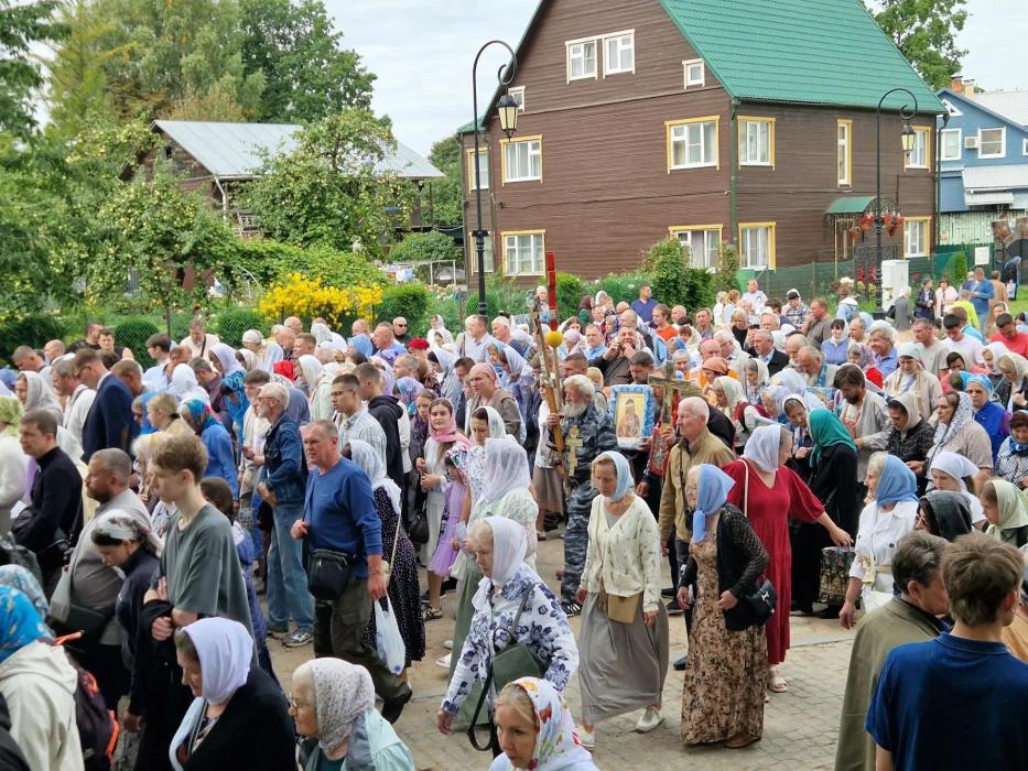 Крестный ход в Свято-Успенском Псково-Печерском монастыре