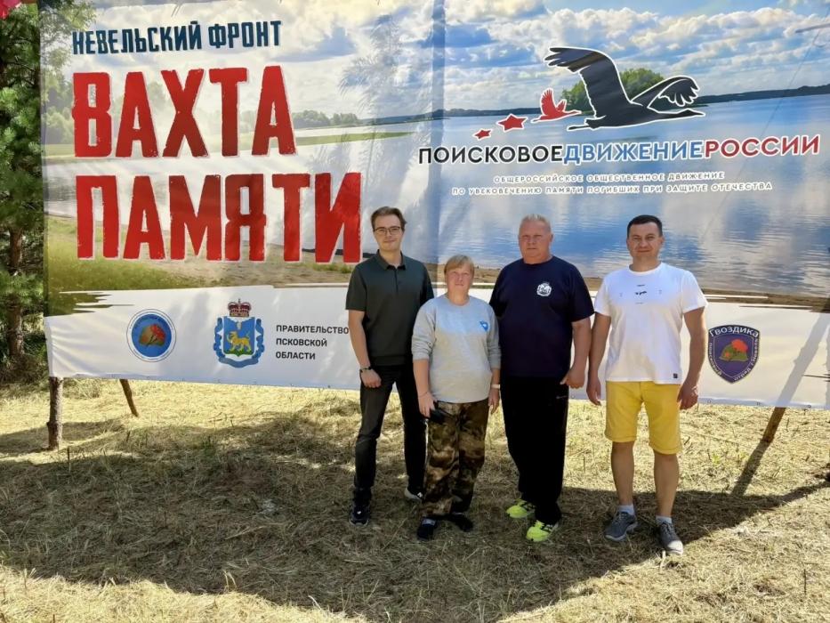 Зампред Заксобрания Псковской области Игорь Дитрих посетил поисковый лагерь «Невельский фронт»