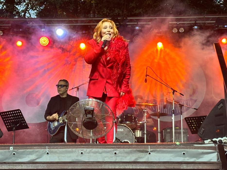 Певица Анастасия Спиридонова выступила перед великолучанами в День города
