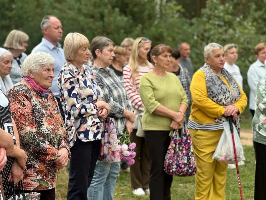 Поклонный крест в деревне Борки