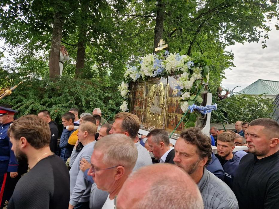 Крестный ход в Свято-Успенском Псково-Печерском монастыре