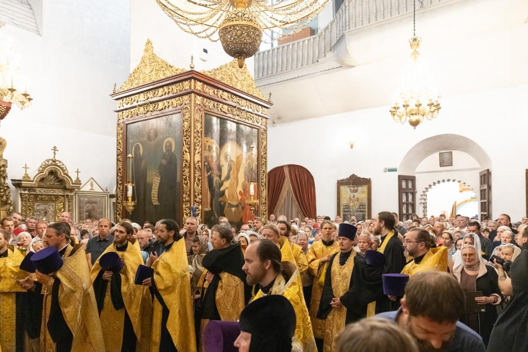 Поклониться святыне: мощи святителя Спиридона Тримифунтского в Троицком соборе в Пскове