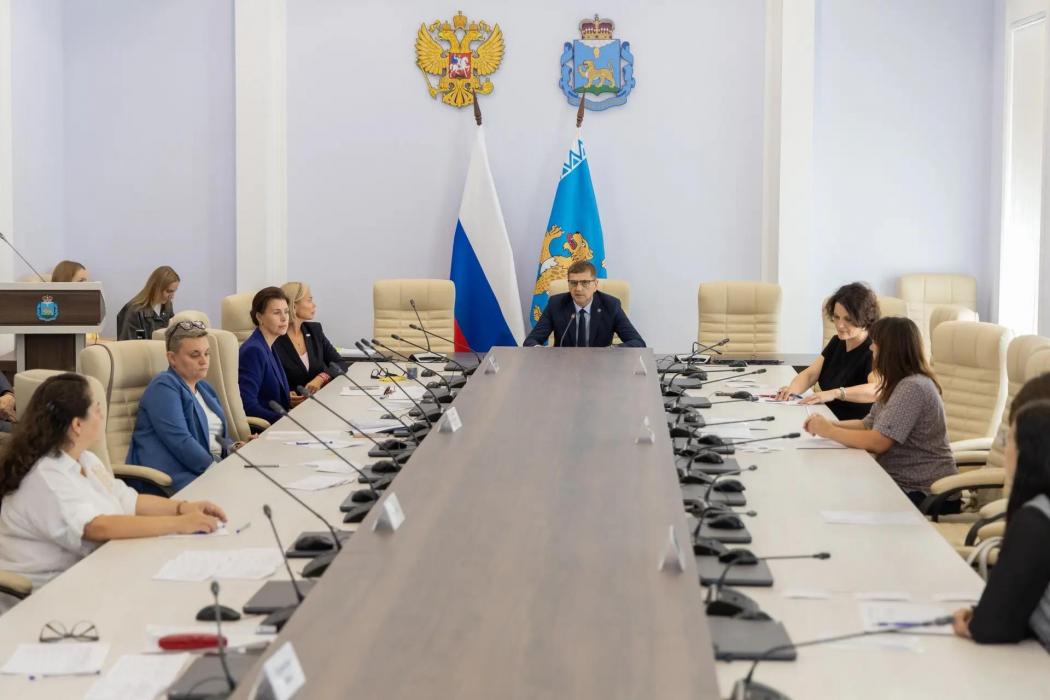 Избирком Псковской области провёл жеребьёвку по распределению бесплатного эфирного времени для кандидатов в Госдуму