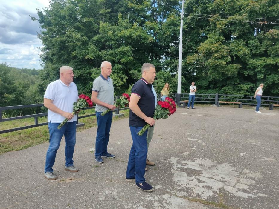Михаил Ведерников оценил результат работ по благоустройству территории в Дедовичах 