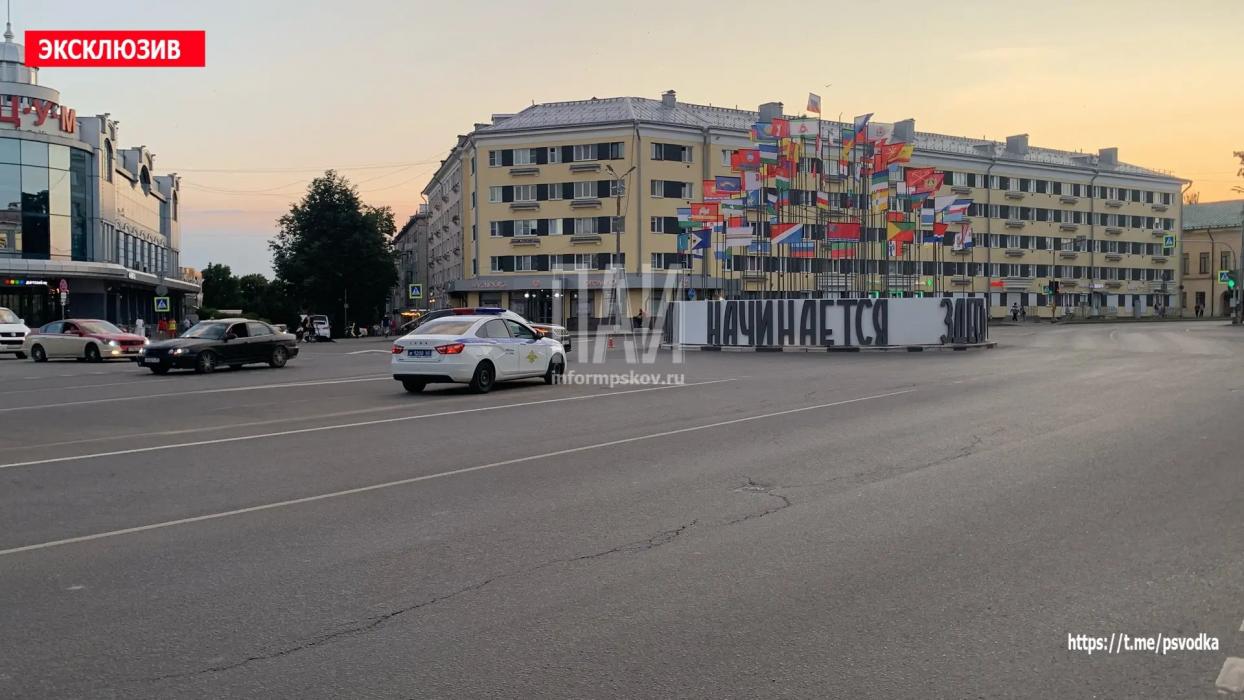 Автомобиль и мопед столкнулись на Октябрьском проспекте в Пскове