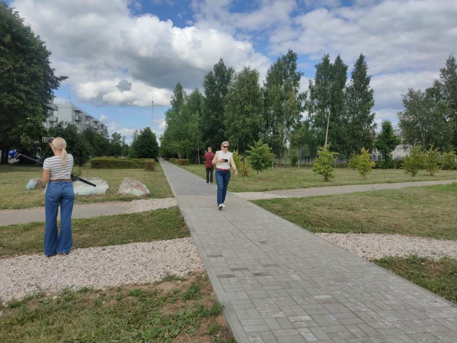 Михаил Ведерников оценил результат работ по благоустройству территории в Дедовичах 
