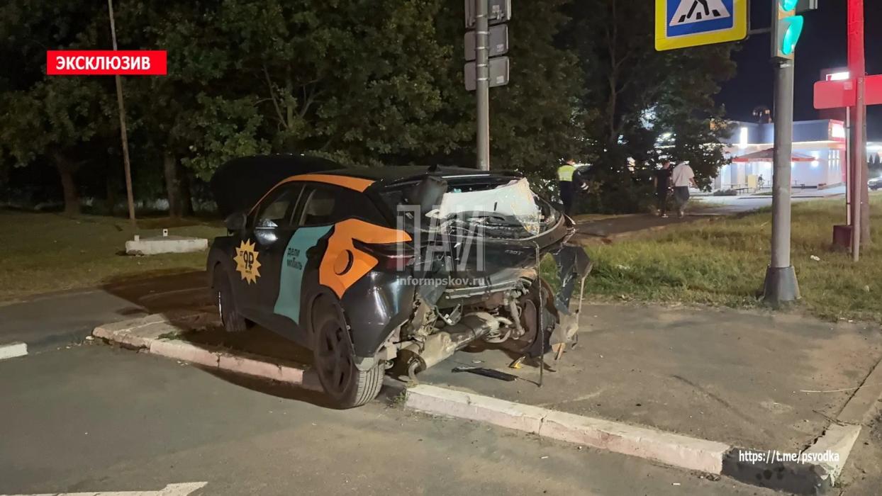 Пьяный водитель Chevrolet устроила тройное ДТП с пострадавшими в Пскове