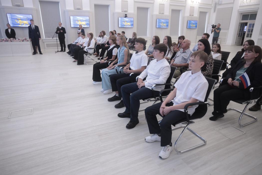 Михаил Ведерников вручил первые паспорта десяти юным жителям Псковской области