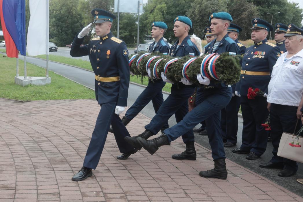 Память героев-десантников почтили в Пскове 