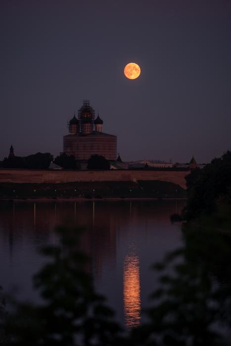 Восход луны над Псковом 