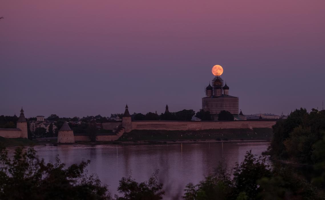 Восход луны над Псковом 