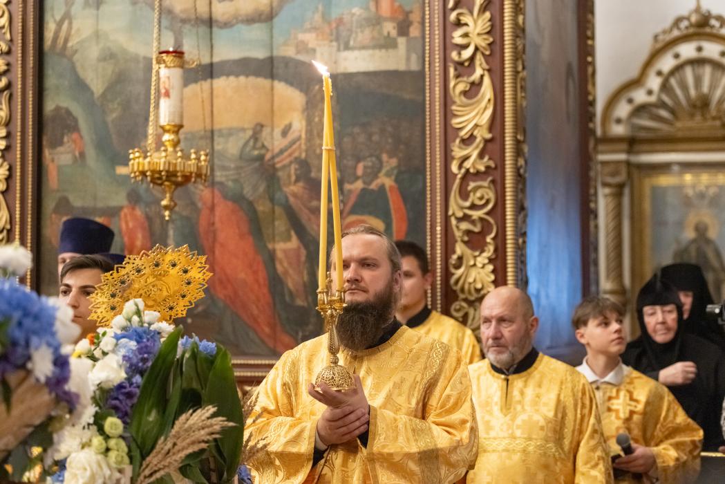 Поклониться святыне: мощи святителя Спиридона Тримифунтского в Троицком соборе в Пскове
