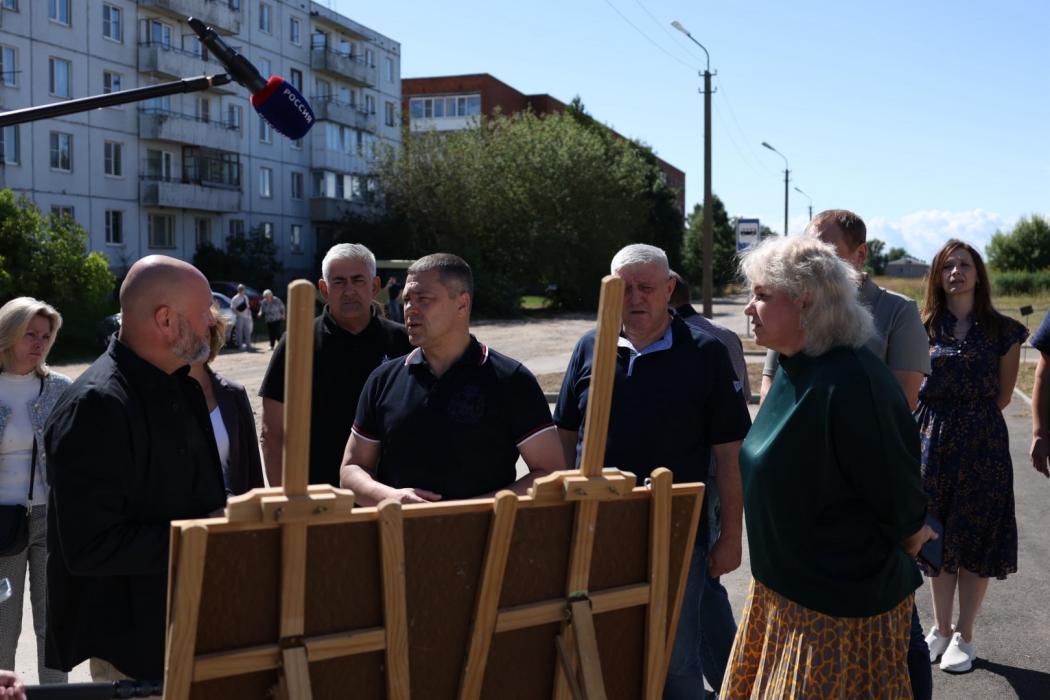 Губернатор поручил завершить ремонт улицы Пограничной в Гдове к началу учебного года