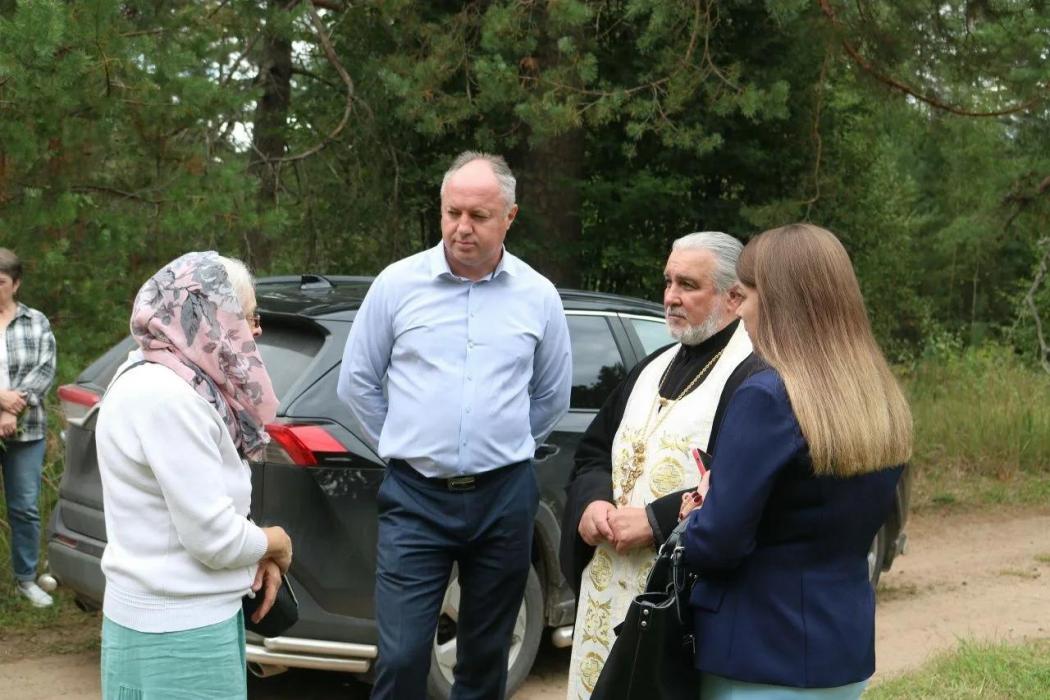 Поклонный крест в деревне Борки
