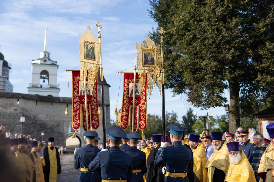Поклониться святыне: мощи святителя Спиридона Тримифунтского в Троицком соборе в Пскове