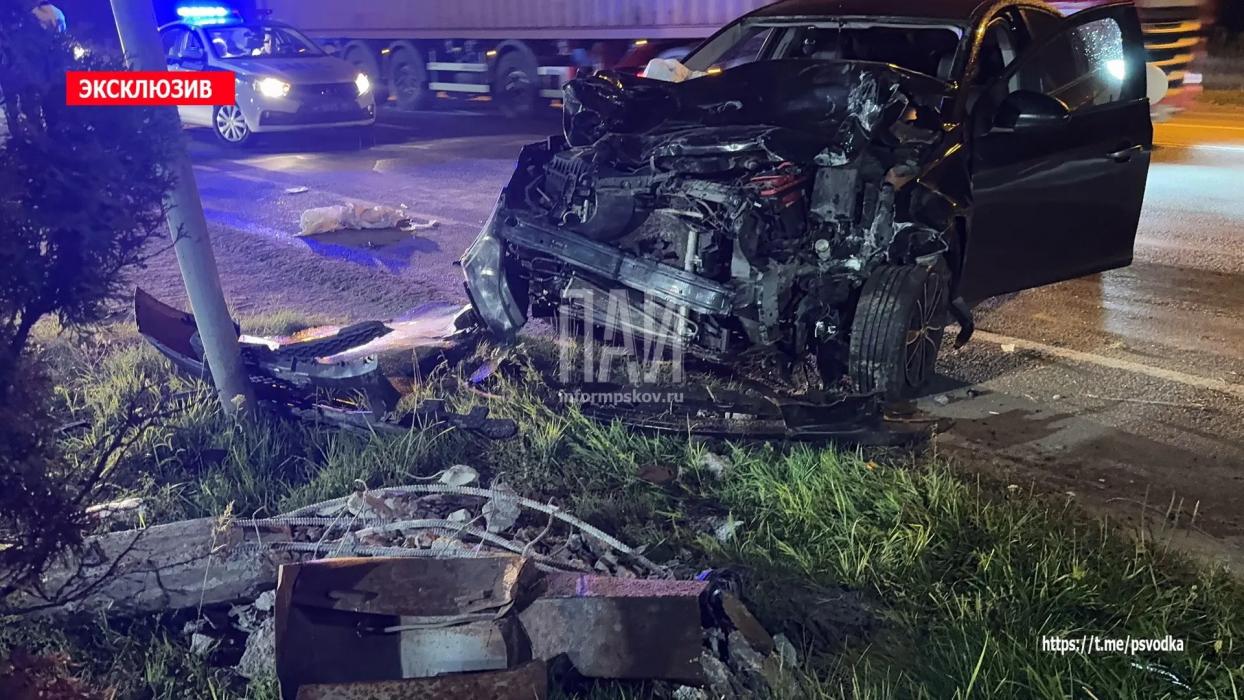 Пьяный водитель Chevrolet устроила тройное ДТП с пострадавшими в Пскове