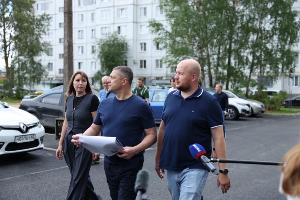 Ведерников осмотрел благоустроенный двор в Пскове