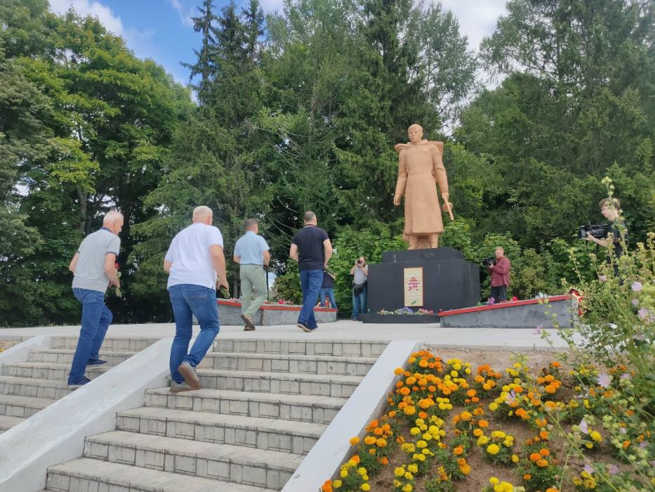 Михаил Ведерников оценил результат работ по благоустройству территории в Дедовичах 
