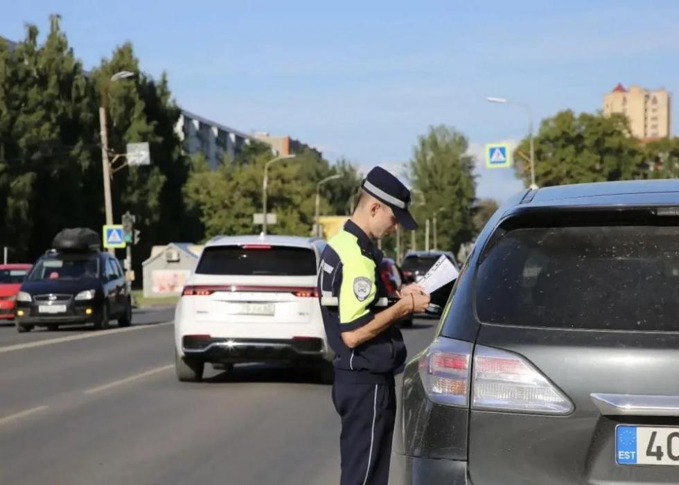 Полицейские проверили автомобили с иностранными номерами в Псковской области