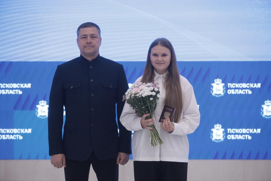 Михаил Ведерников вручил первые паспорта десяти юным жителям Псковской области