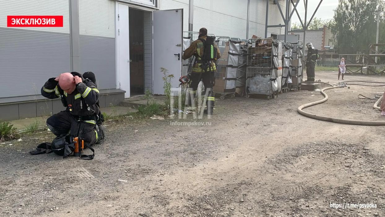 Подсобка загорелась в магазине в Псковском районе