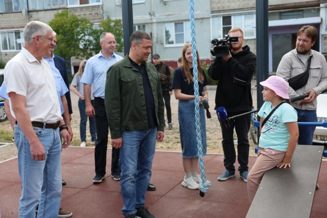 Михаил Ведерников оценил благоустройство деревни Переслегино в Великолукском районе