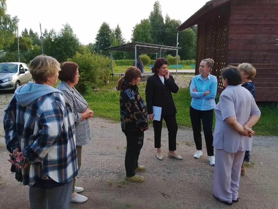 Жители трёх деревень Палкинского округа встретились с представителями власти