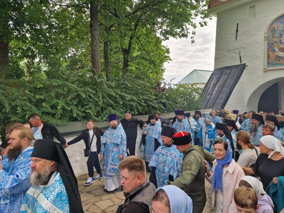 Крестный ход в Свято-Успенском Псково-Печерском монастыре