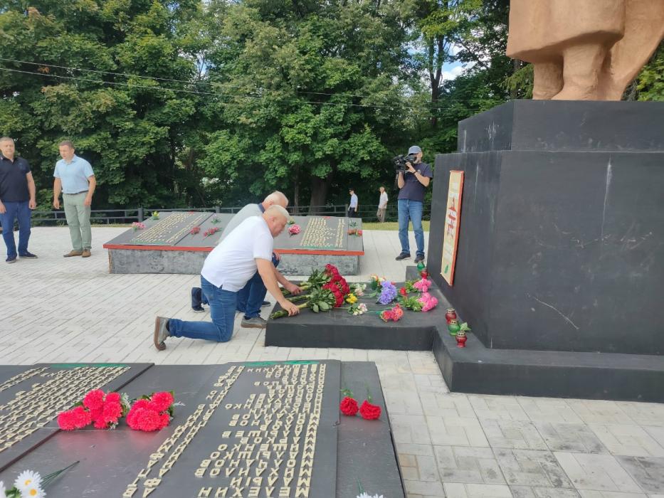 Михаил Ведерников оценил результат работ по благоустройству территории в Дедовичах 