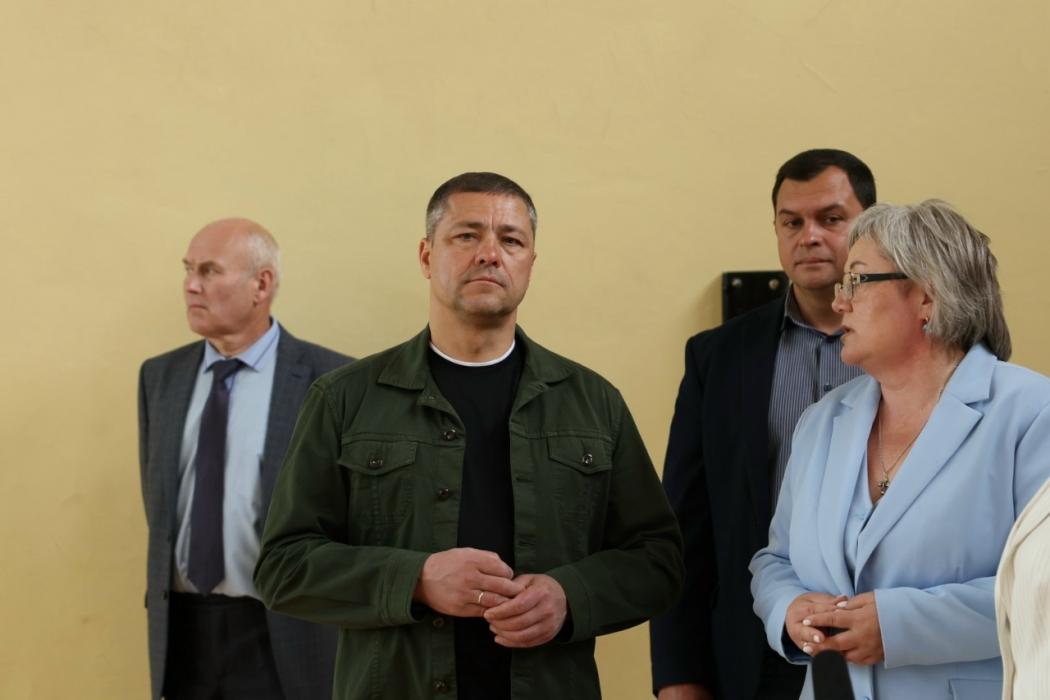 Губернатор оценил капремонт и благоустройство Плюсской школы