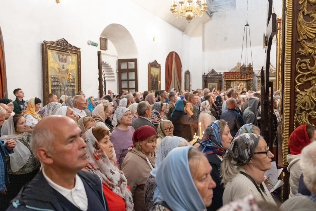 Поклониться святыне: мощи святителя Спиридона Тримифунтского в Троицком соборе в Пскове