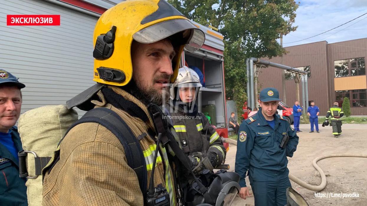 Подсобка загорелась в магазине в Псковском районе
