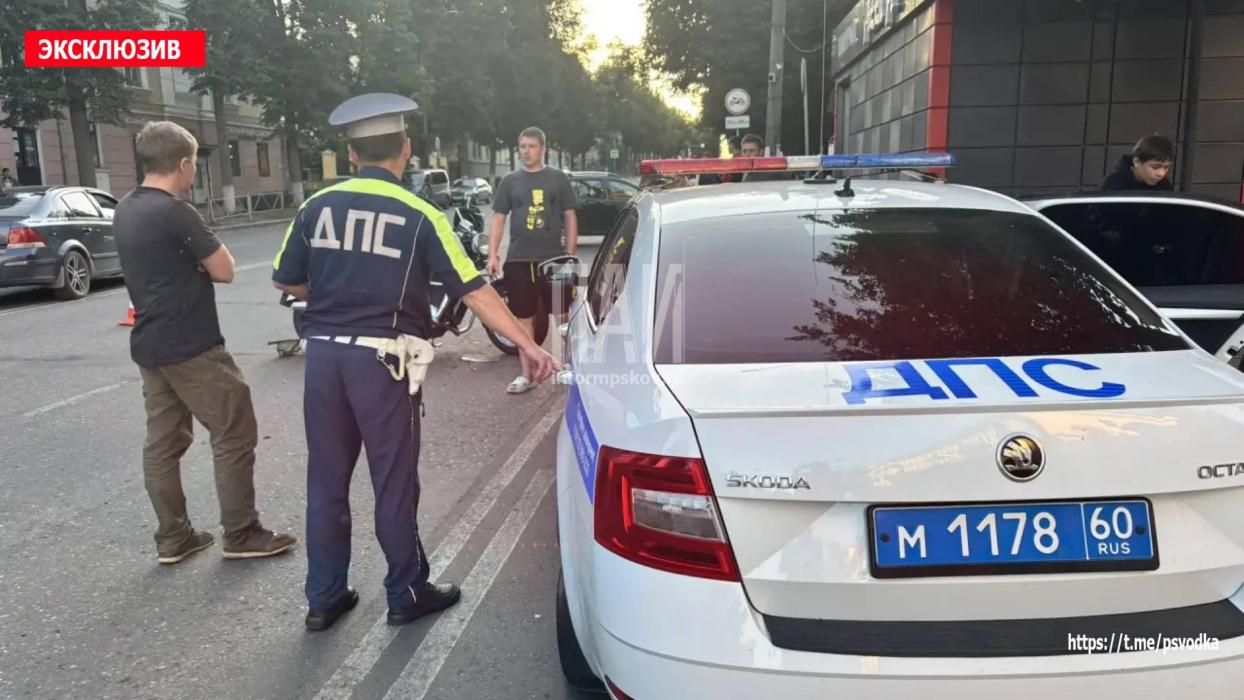 Автомобиль сбил мотоциклиста на проспекте Ленина в Великих Луках