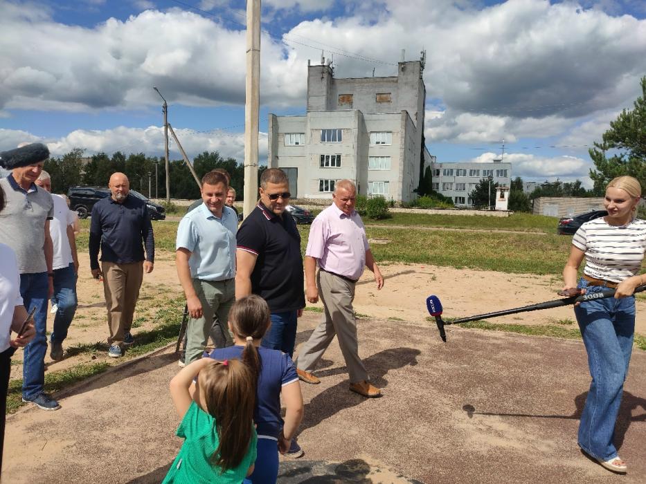 Михаил Ведерников оценил результат работ по благоустройству территории в Дедовичах 
