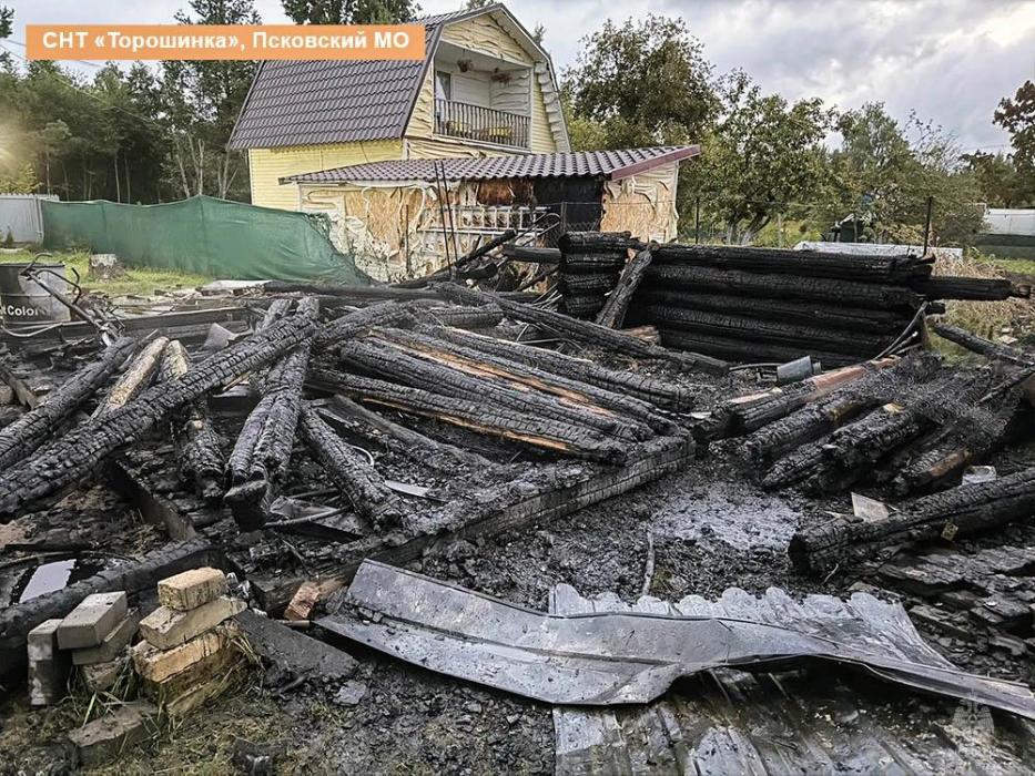 Баня сгорела в СНТ «Торошинка» в Псковском районе