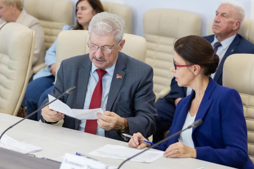 Избирком Псковской области провёл жеребьёвку по распределению бесплатного эфирного времени для кандидатов в Госдуму