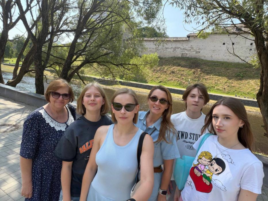 «Просто рванула на 20 часов из Питера. Надышаться родными просторами… И поняла: хорошо, но очень мало», – написала Юлия Пересильд