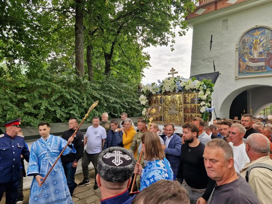 Крестный ход в Свято-Успенском Псково-Печерском монастыре